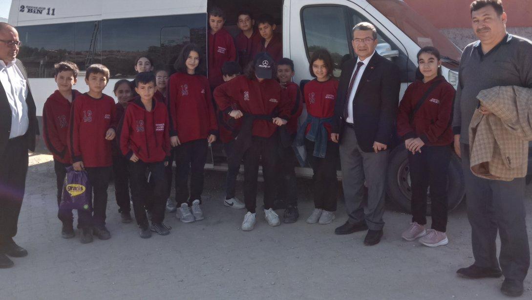 Jandarma Çelik Kanatlar, Jandarma Mehteran ve Jandarma Atlı Birlik Gösterimine Atatürk Ortaokulu Öğrencilerimiz Gönderildi